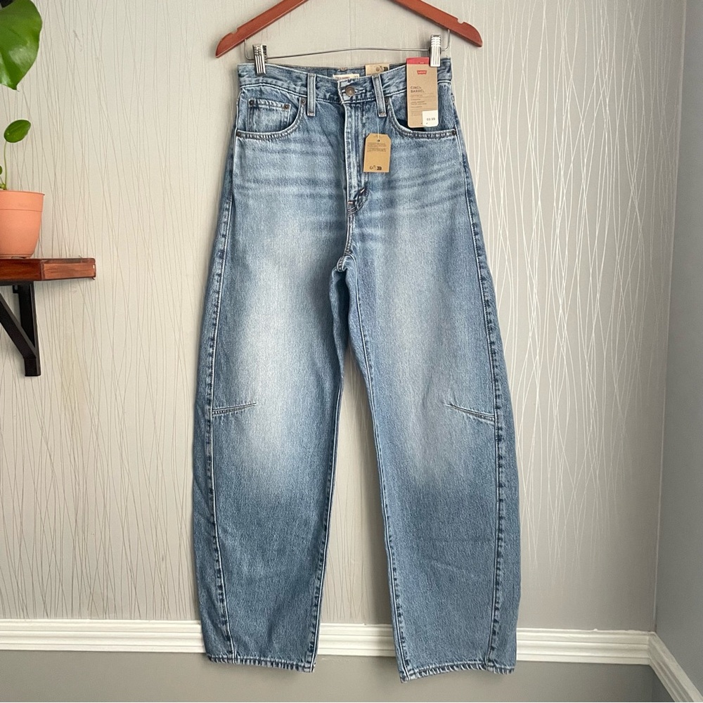 NWT Levi’s Cinch Barrel Jeans - Picture 4 of 16